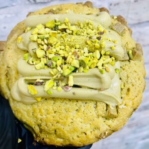 Biscotto al pistacchio con crema al pistacchio e granella.