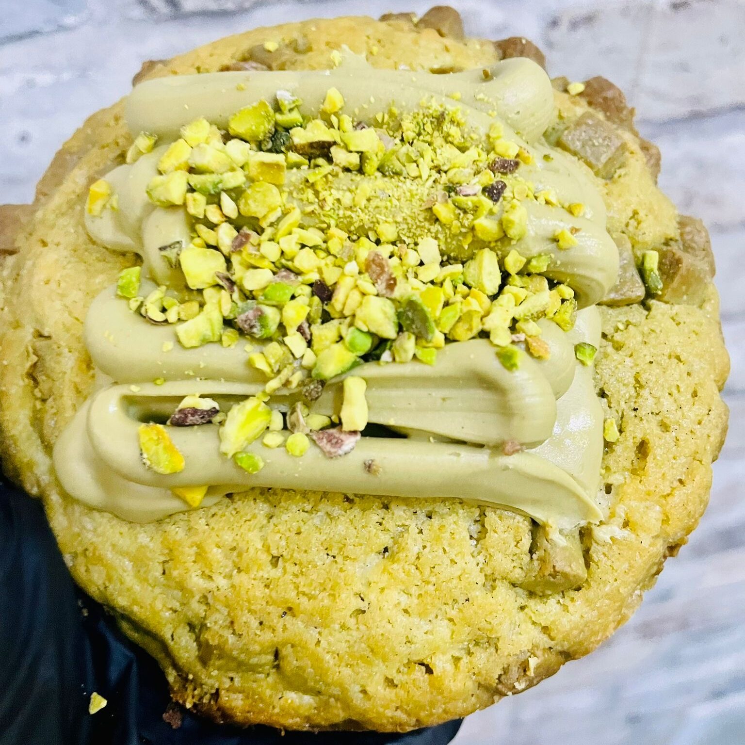 Biscotto al pistacchio con crema al pistacchio e granella.